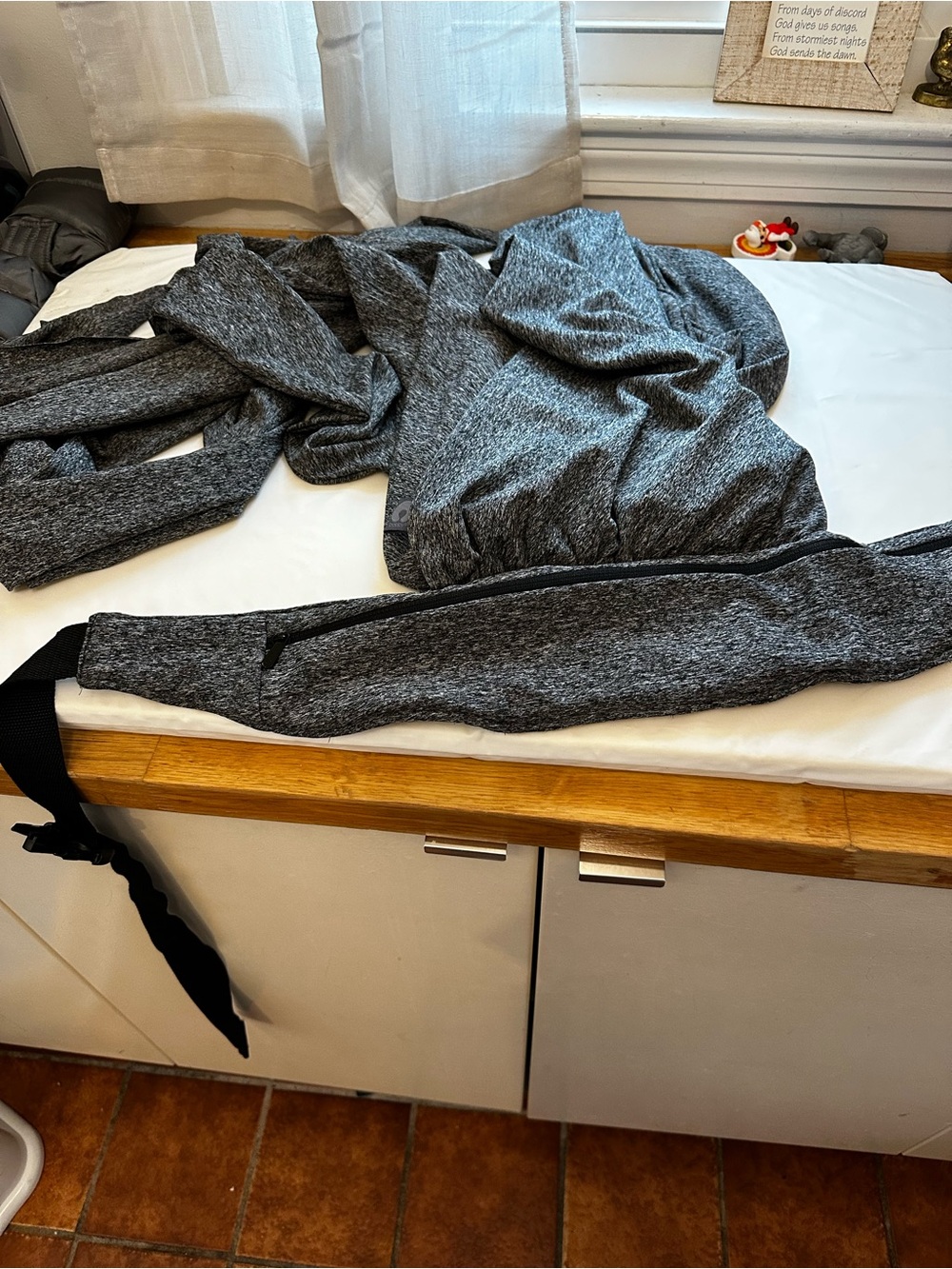 Boppy carrier Heathered Gray- Zipper Pocket